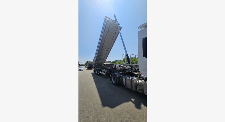 Полуприцеп-самосвал зерновоз ИнтерПрицеп 853372 — задний вид с поднятым кузовом и осевой группой